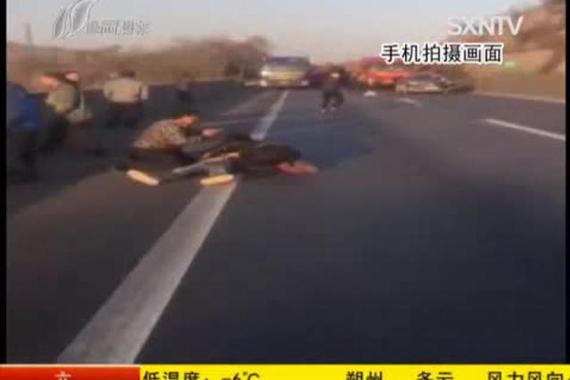 视频:太恐怖!14岁少年横穿太旧高速被撞