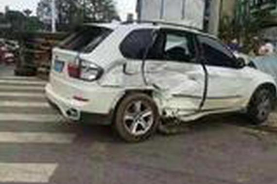 这车方方正正的这么丑, 怎么撞得过宝马呢