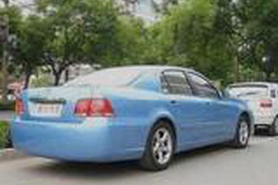 路边偶遇奢华粉蓝色宾利飞驰，国产神车