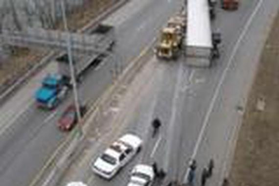 货车高速倾倒路面, 装载的货物让路人脚软