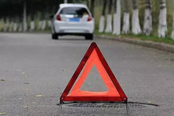 男子让女子当“人肉”警示牌