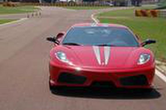 车主超速发生爆胎，下车双腿抖得站不起来