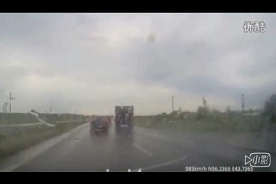 视频：遇到大车千万躲远点！不然......
