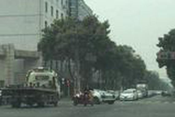 起亚撞上百万豪车, 交警一句话女车主吓哭