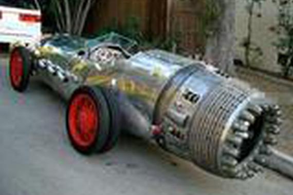 国外男子打造一辆外型奇特的车子