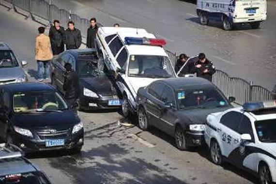 开车追了别人尾千万别盲目“私了”