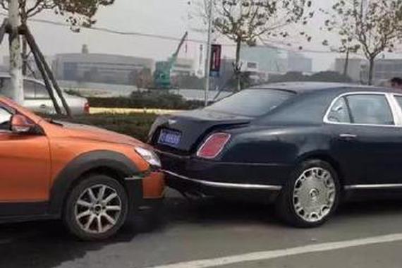 女司机追尾宾利慕尚，维修费高达80万