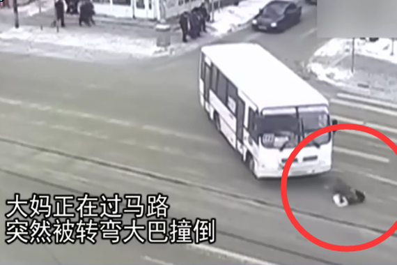 视频：一定是假的车祸！大妈被撞倒无恙