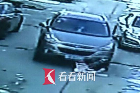 视频：女童被卷车底 肇事司机逃逸