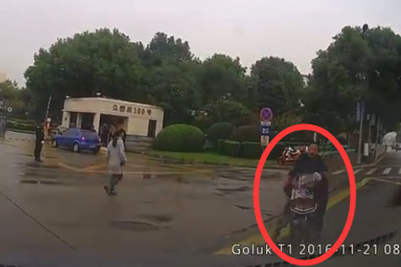 视频:漂移甩尾！大爷连人带车翻倒在地