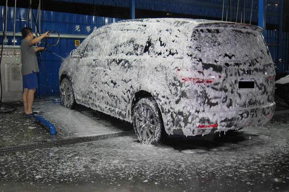 发动机舱如何清理灰尘？用水冲可不行