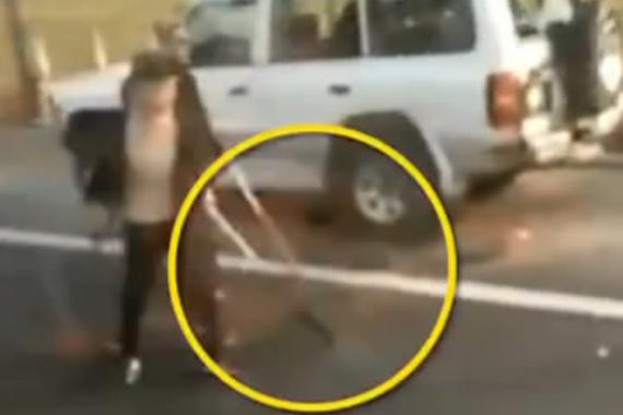 视频：很恐怖！不明团伙持刀砍砸汽车