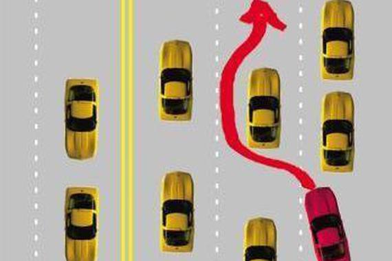 开车敢这样变道，不罚你罚谁？