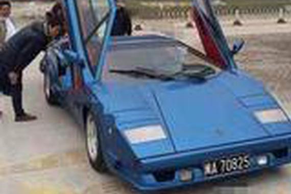 车管所来了一辆博基尼跑车