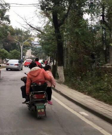 每日趣图|不给钱就算了 还抢我的包