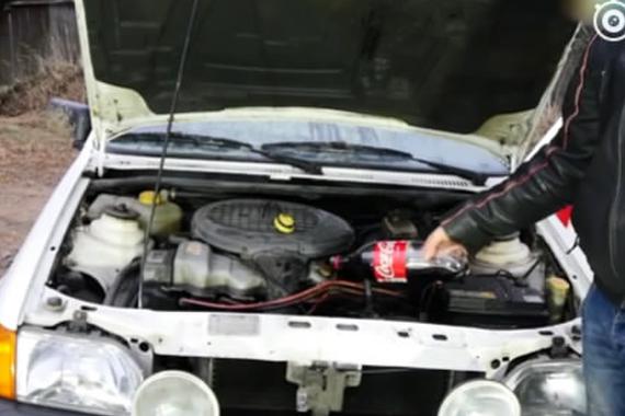 视频：汽车机油换可乐！结果难以预测