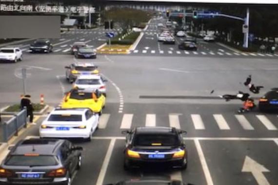 视频：手拉手闯红灯过马路，瞬间被撞飞