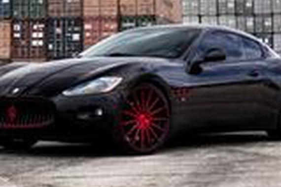 玛莎拉蒂灯坏了竟用胶带粘 有钱买没钱修?