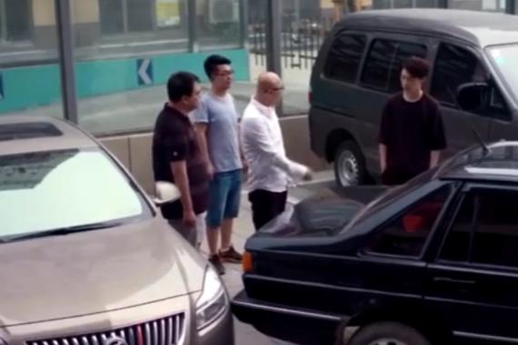 视频：大众桑塔纳倒车误撞别克