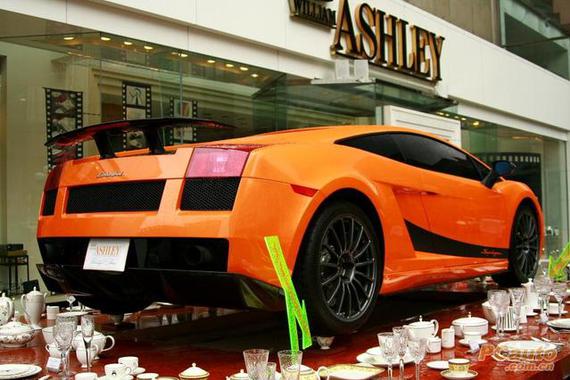 外国人把兰博基尼端上饭桌