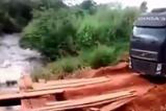 女子开卡车过断桥, 本以为她不敢开过去呢