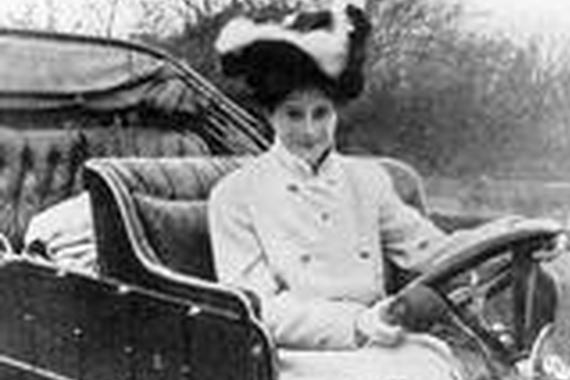 开过飞机游艇 她还发明了汽车后视镜