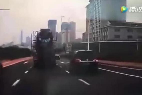 视频：水泥罐车变推土机 连撞十多车