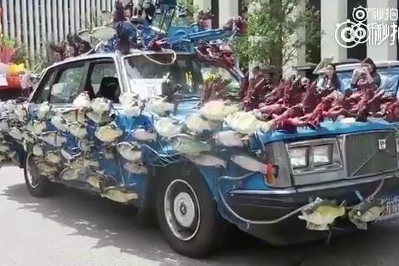 视频：老外把车上面贴上龙虾和鱼