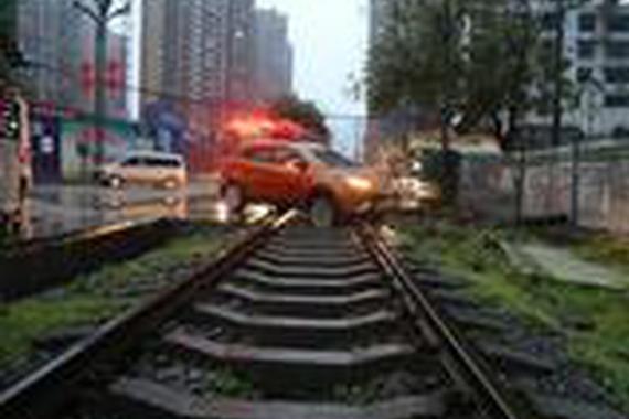 深刻反思：火车来了 越野车还卡在铁轨上