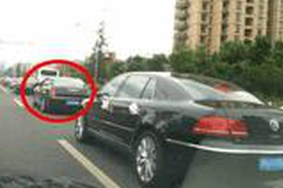 小伙结婚不识货,豪车竟跟着放炮