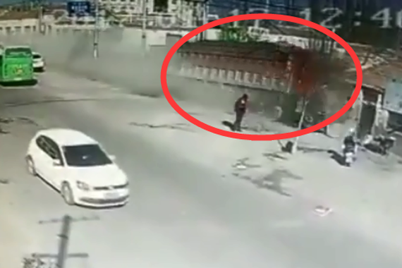 视频：货车失控有多恐怖？房屋变平地