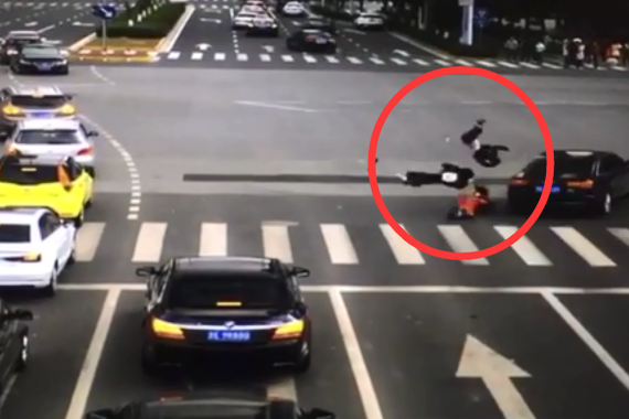 视频:悲剧再现!3名学生闯红灯被撞飞