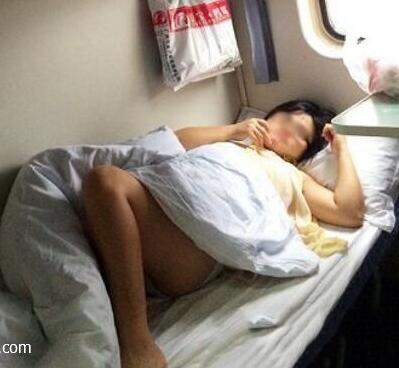 美女脱内衣裤睡觉_美女内衣裤