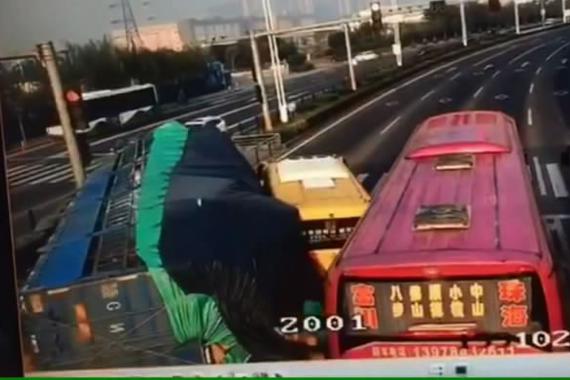 视频：前方没路 货车强行挤出一条路！