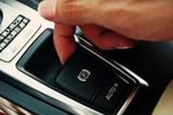 长期驻车拉手刹会减少刹车盘的寿命？