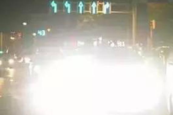 一招教你阻挡远光，恢复清晰驾驶视野！