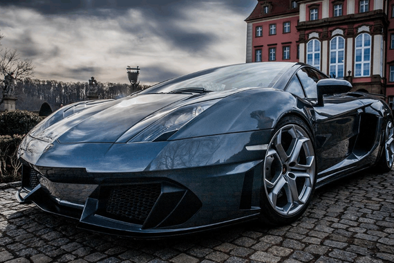 兰博基尼雨天超速行驶发生车祸