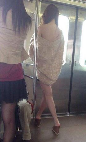每日趣图|妹子你是出门太急 忘记穿了吗?