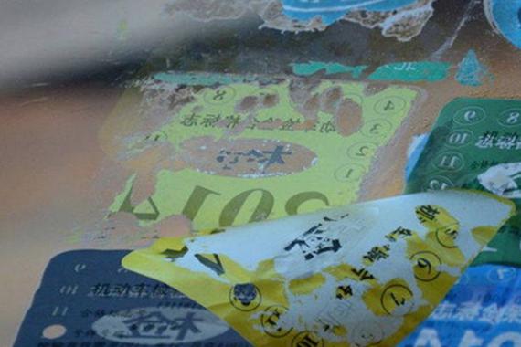 玻璃贴纸很难清除? 其实一元钱就能搞定！