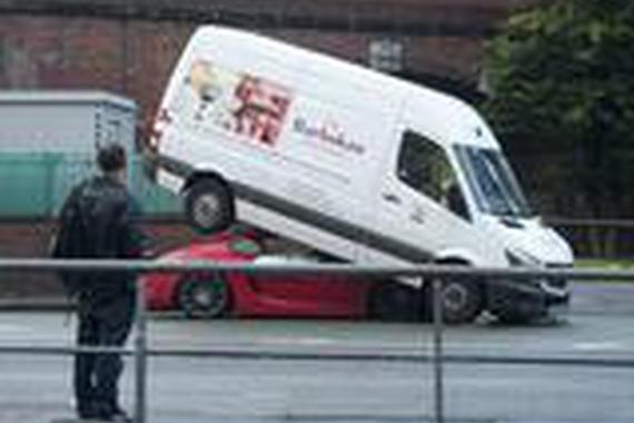 超跑一路狂飙追尾，司机的技术连交警都服