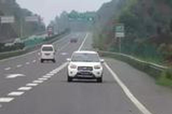 高速逆行，倒车3分钟，司机直飞窗外