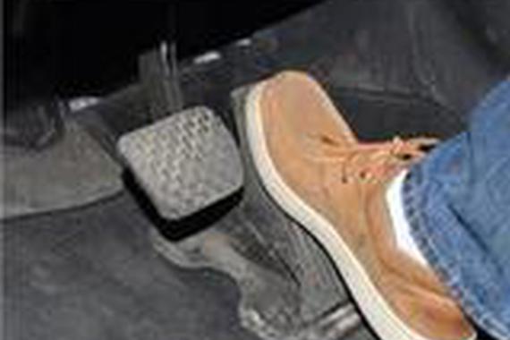 驾驶过程中，油门突然卡死！怎么办？