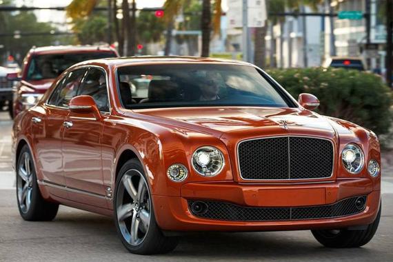 你看那个（Bi）装的 插了翅膀都得飞起来