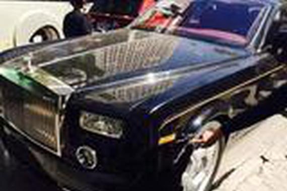 奥迪车主撞上劳斯莱斯后吓傻，能淡定吗？