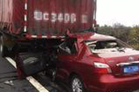 小轿车变成相片，55吨大货车惹不起！