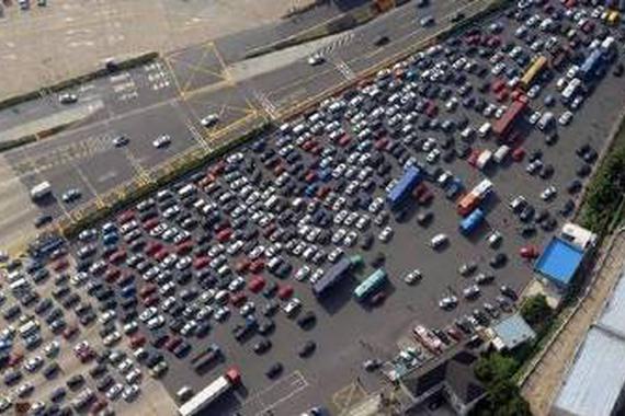 高速奇葩事，竟然有人在高速路上张网捕鱼