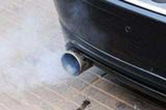 新手看到排气管在滴水时，直接开车4s店！