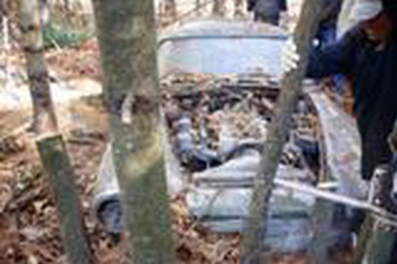 这人挖出破旧阿斯顿马丁 竟是007原型车!