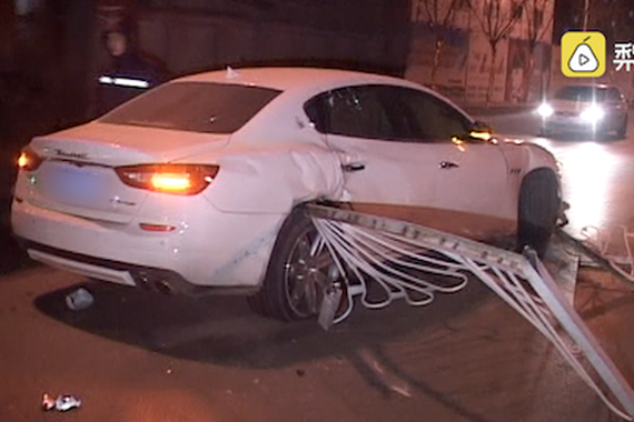 视频：厉害了！开玛莎拉蒂送饺子