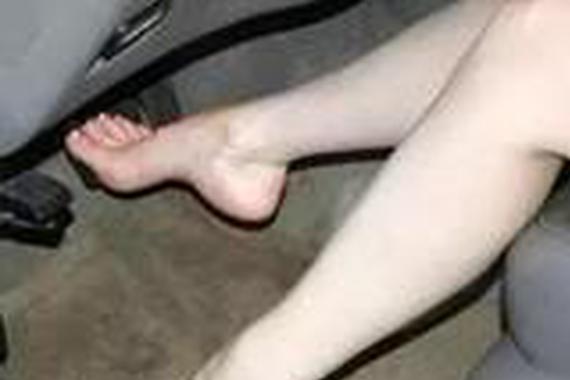 穿拖鞋不能开车，“光脚”能开车吗？